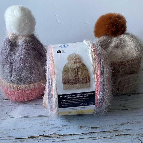 Knit toque with pompom - Picture 3 of 3